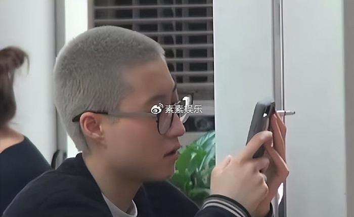 吴卓林抽烟被拍，国外街头毫无形象，剪寸头染发像是流浪汉 - 6