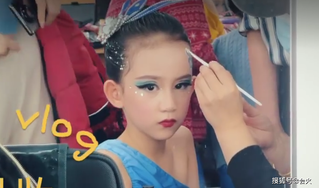 黄磊8岁小女儿登台表演！化绿色眼影涂口红，后台做鬼脸好大方 - 1
