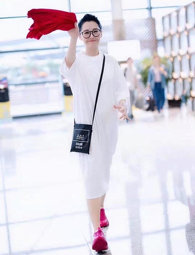 55岁许晴在机场里玩耍！穿小白裙嫩得像个“小姑娘”，真让人心动 - 6