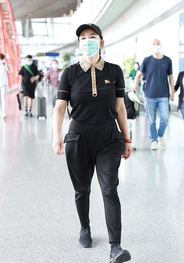 刘晓庆带火了“小黑裤”穿搭，配T恤、衬衫、运动鞋，洋气又减龄 - 7