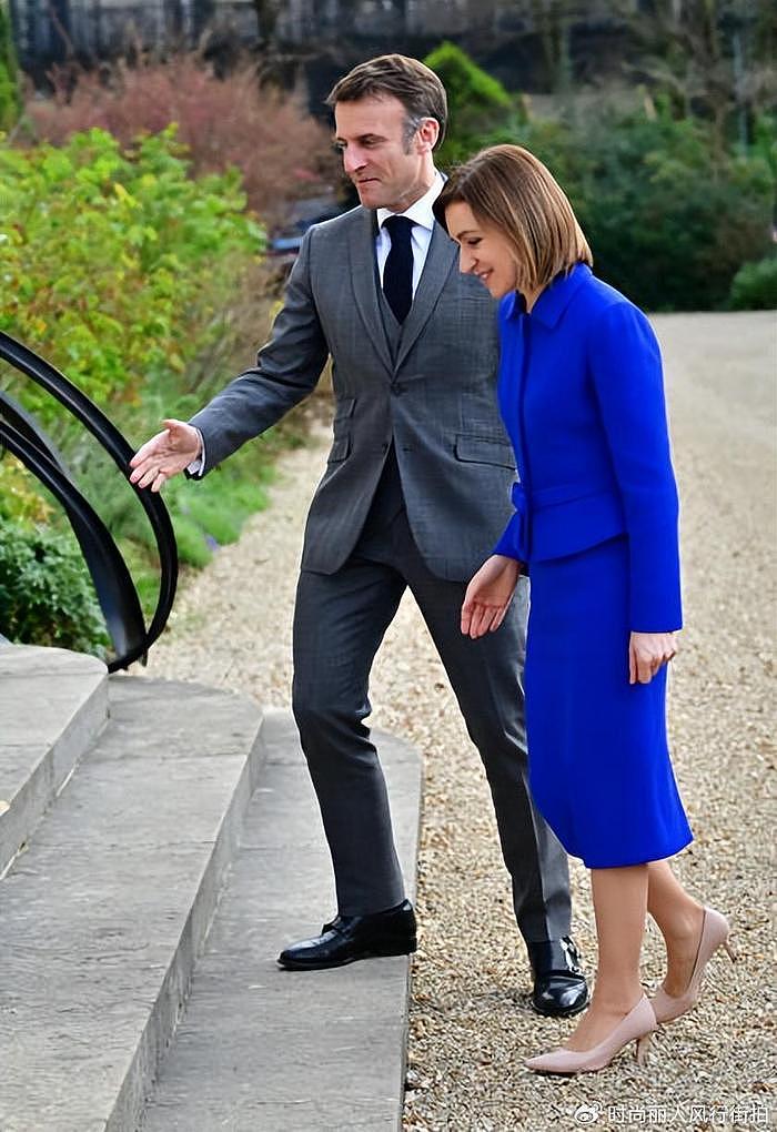 马克龙欢迎摩尔多瓦美女总统好热情！用手扶腰，美女穿蓝套装好美 - 3