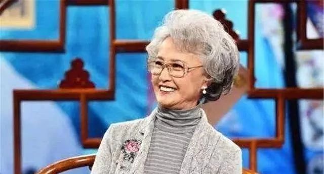 76岁“白骨精”杨春霞，曾是著名京剧演员，今满头银发仍气质依旧 - 5