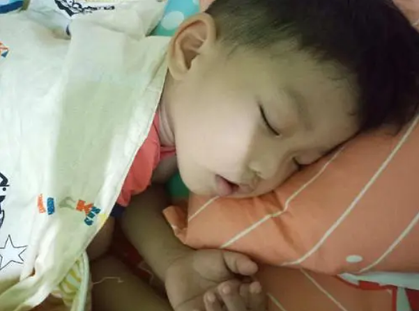 孩子睡觉时的4个常见表现，看似很可爱，身体却可能有不适感 - 4
