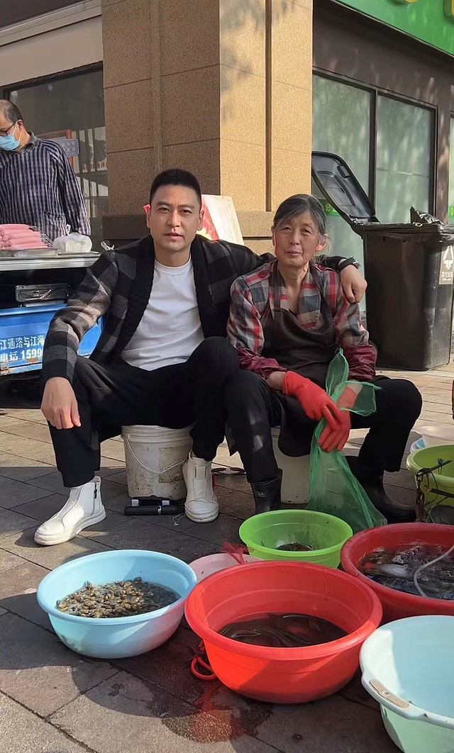 演员李飞无戏拍卖鱼近一年，路边摆地摊满身污垢，称喜欢现在生活 - 14