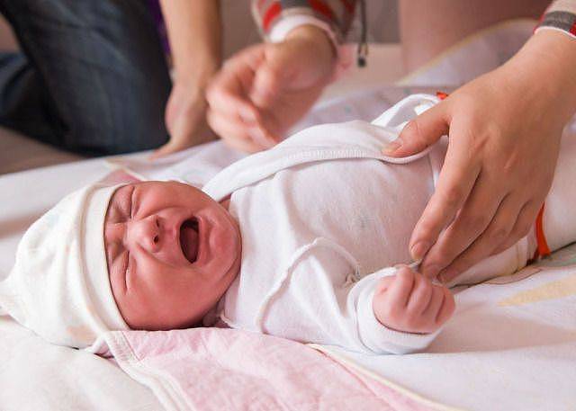 没忍住把新生儿乳痂给抠了，把娃坑进医院，医生发现还有更离谱的 - 2