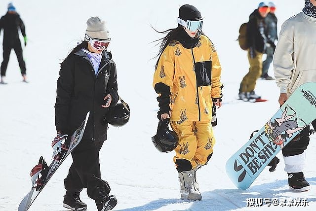 李小璐现身滑雪场，穿衣风格变化非常大，对着镜头开心招手 - 1