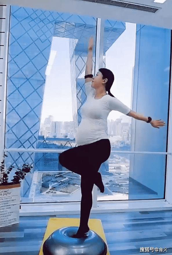 43岁颜丹晨怀孕8个月健身！平衡球上单脚站立，身后央视大楼抢镜 - 2