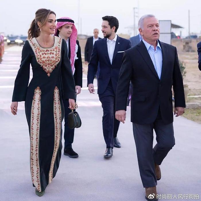 约旦王后欢迎埃及总统夫妇！埃及夫人穿粉裙很嫩，王后墨绿裙惊艳 - 12