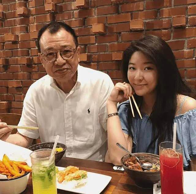 73岁许绍雄露面，与姚莹莹搂肩合影，已移居新加坡帮女儿打理餐厅 - 10