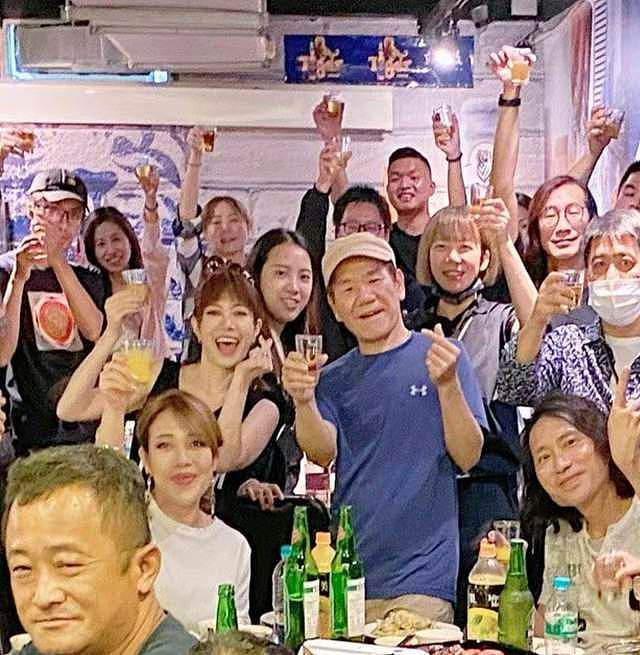 61岁赵传现身平价餐馆，豪饮7元啤酒喝到脸通红，紧搂44岁徐怀钰 - 9