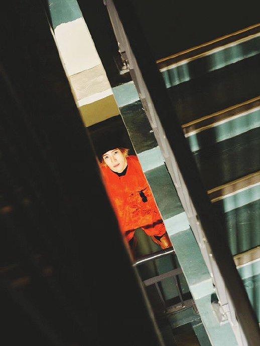将出席上海时装秀，最新造型图中，他身着橙色套装吸睛又亮眼… - 5
