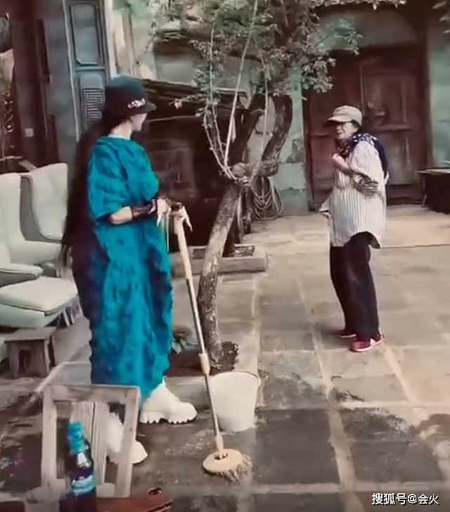 杨丽萍回家看妈妈，80岁母亲穿一双棉鞋，佝偻送别女儿拉着手不放 - 5
