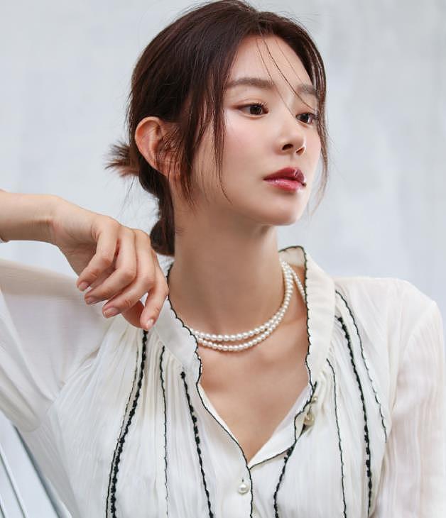 韩国知名女星透露，为更好的饰演财阀儿媳，自己花钱购买奢侈品 - 6