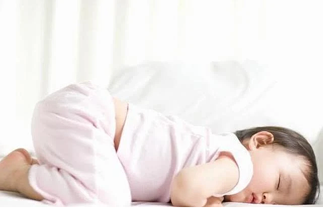 宝宝喜欢“趴睡”，家长需要干涉吗？趴着睡的2个原因家长要了解 - 2
