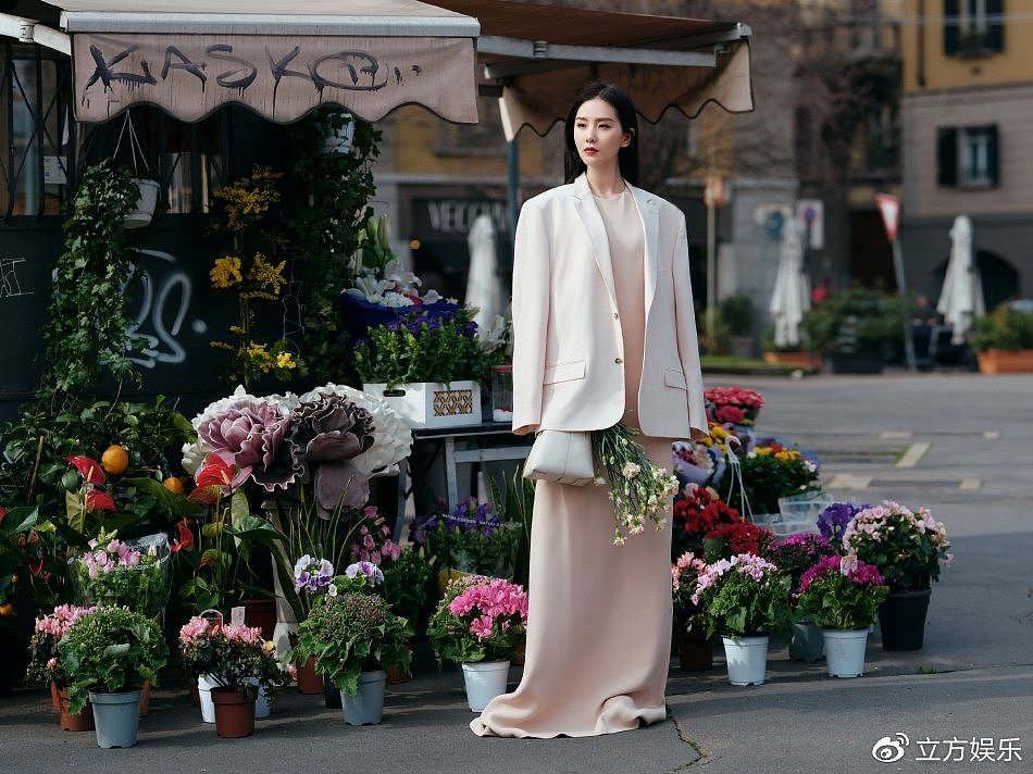 刘诗诗米兰时装周街拍大片 穿米白色西装手捧鲜花优雅浪漫 - 7