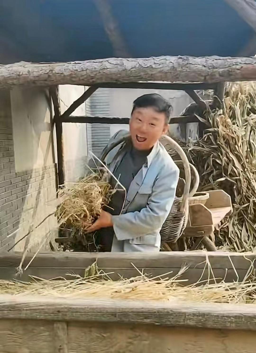 52岁邵峰晒农村惬意生活，穿旧衣用扫帚扫地，院内堆满玉米显简朴 - 8