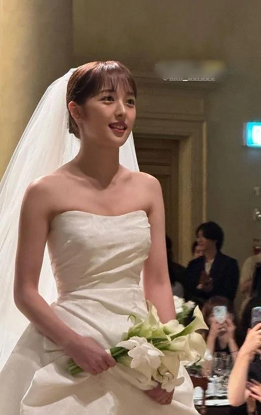韩国知名女星，和约会三年的导演举行婚礼，好友金惠允赵贤雅出席 - 3