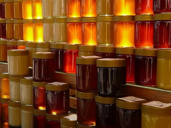 不同颜色和质地的蜂蜜。图片来源：Pixabay