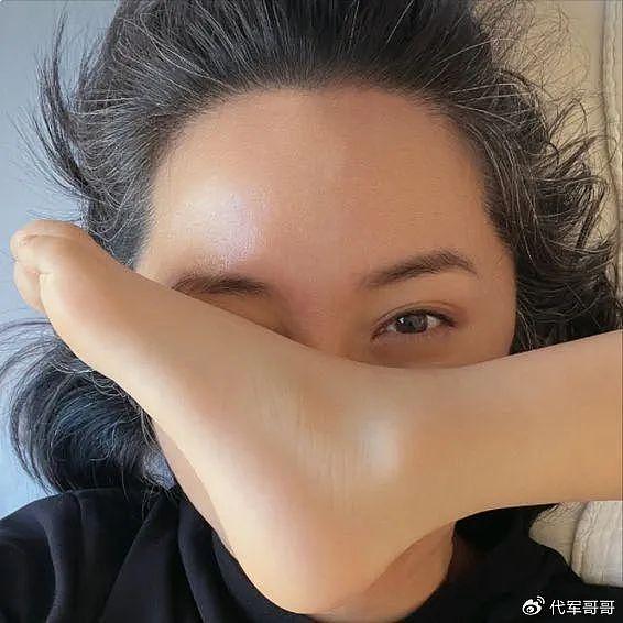 她二婚嫁给靳东，生娃后退圈做全职妈妈，如今47岁白发太明显！ - 10