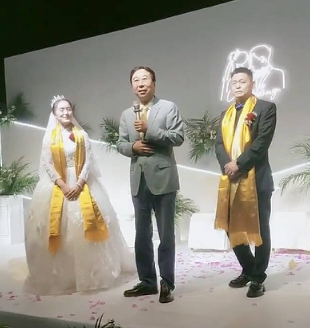 38岁相声演员侯林林结婚，师父冯巩现身当主婚人，新娘颜值高 - 4