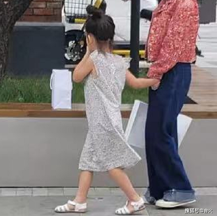 杜江霍思燕逛街被拍！7岁儿子抱玩具不撒手，一旁小女孩十分抢镜 - 4