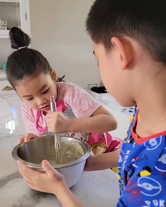 陈豪一家人在家抗疫不无聊 陈茵媺和子女们一起制作面包和小蛋糕 - 8