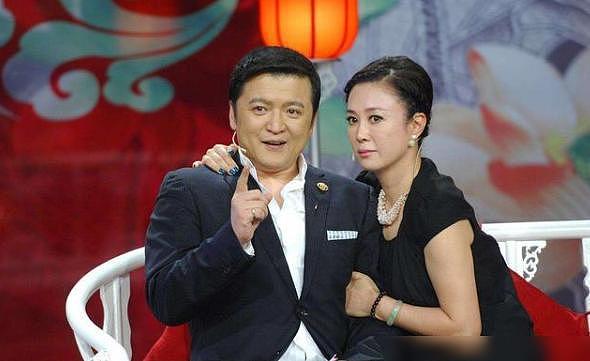 他是中国飞行员，退役后成为央视主持人，如今54岁一家人幸福美满 - 4