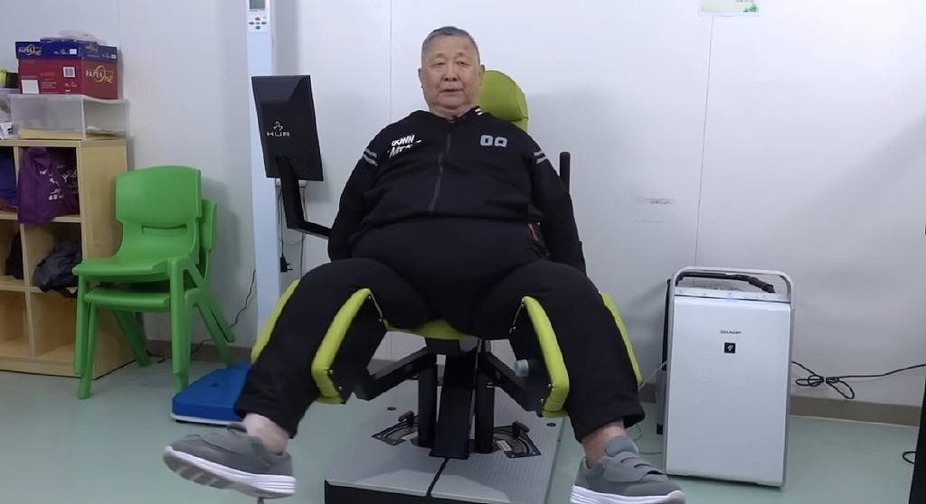 74岁TVB绿叶秦煌近况曝光，满头白发身形清减，自曝已减肥30公斤 - 7