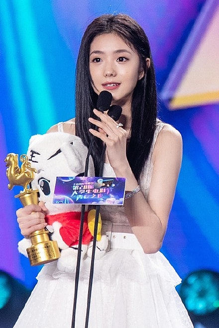 刘浩存获北京电影节最受大学生欢迎新人奖，被簇拥合影，人气依旧 - 5