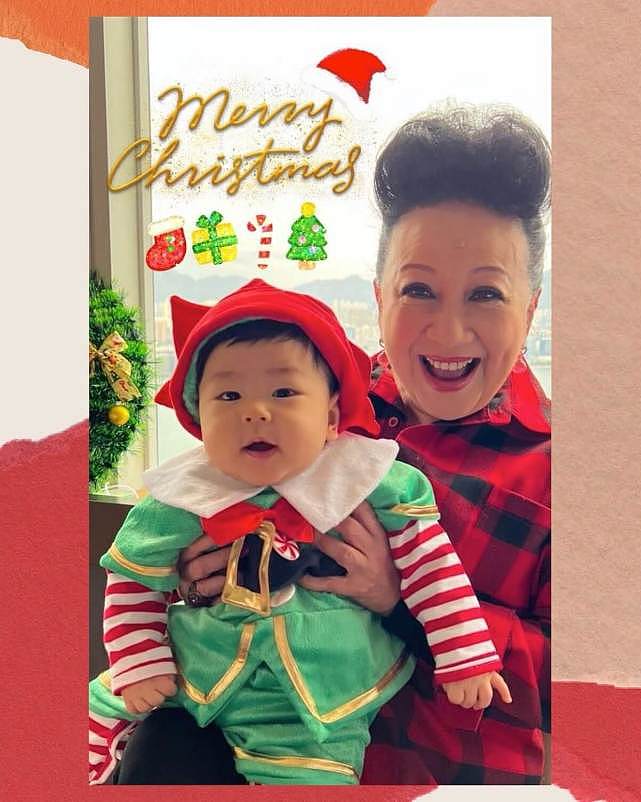 薛家燕抱穿圣诞装扮的孙子开心合影 儿子晒穿亲子装的温馨全家福 - 1