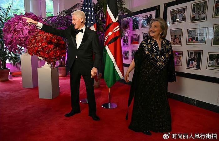76岁希拉里和克林顿牵手出席白宫国宴！穿刺绣长袍风采依旧，霸气 - 6