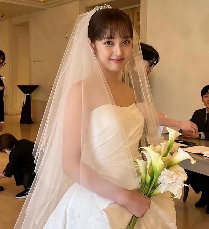 韩国知名女星，和约会三年的导演举行婚礼，好友金惠允赵贤雅出席 - 2