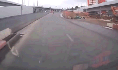 爆笑GIF图：暴怒的司机跳下来把路牌打了一顿 - 1