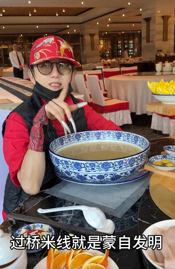 杨丽萍云南吃盆装米线，指甲不便食材撒桌上，曾说不吃主食引质疑 - 2