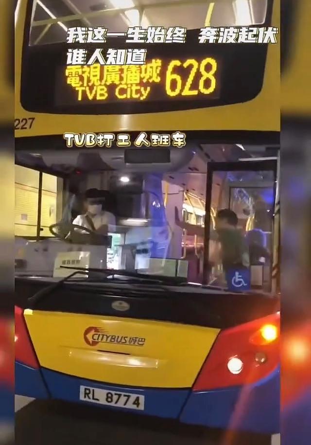 66岁TVB戏骨张国强太低调，坐公交车去TVB上班，满脸笑容神采奕奕 - 6