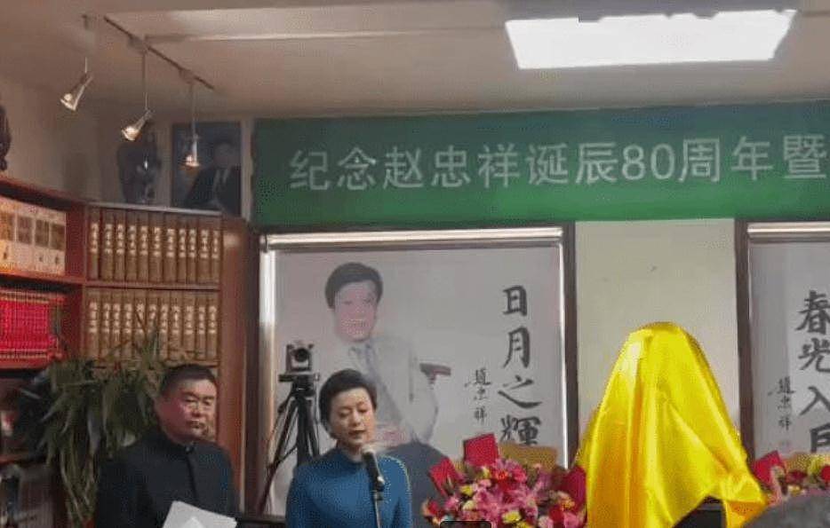 赵忠祥80岁冥寿，杨澜含泪主持怀念，遗孀和倪萍为塑像揭幕 - 2