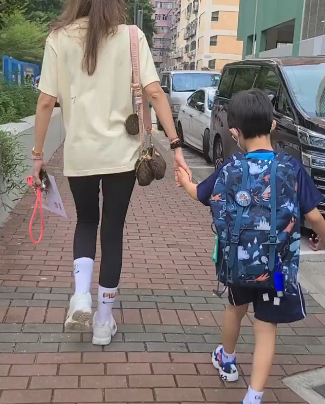 TVB女艺人陈敏之很开心儿子升小学 牵着儿子手送儿子首次进小学 - 6