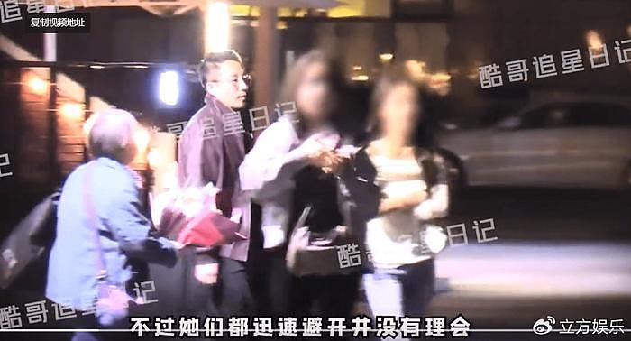 汪小菲与两位美女聚餐被拍 给女生披上外套十分贴心 - 3