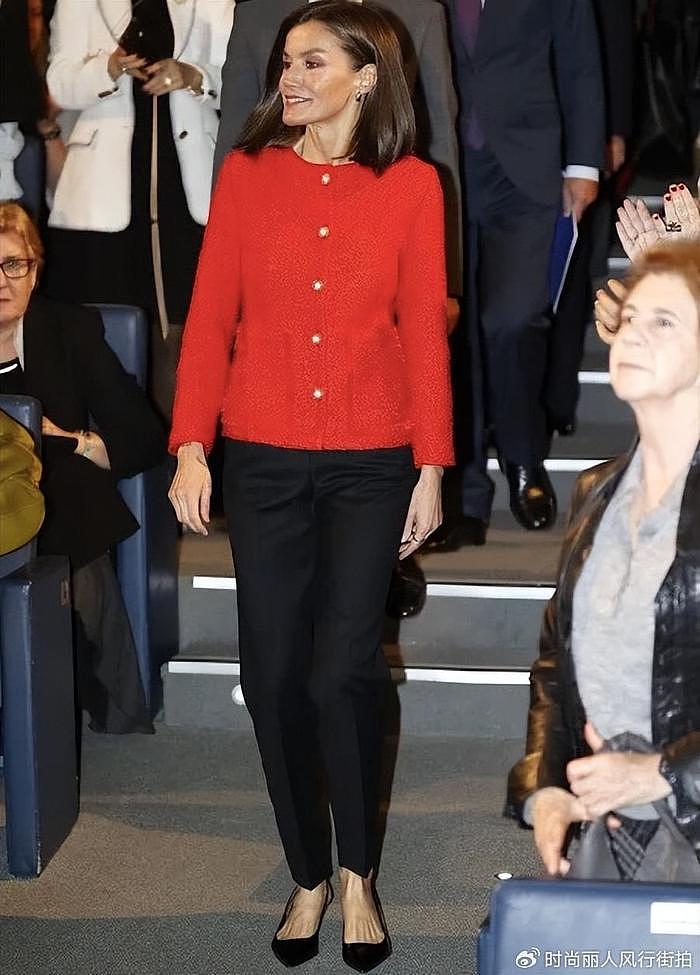 西班牙王后的新造型翻车！穿红色花呢夹克好显黑，身材瘦成皮包骨 - 4