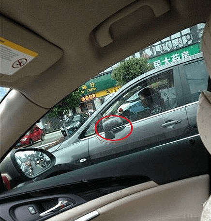 搞笑GIF段子：对于女司机来说，后视镜神马的都是摆设啊 - 1