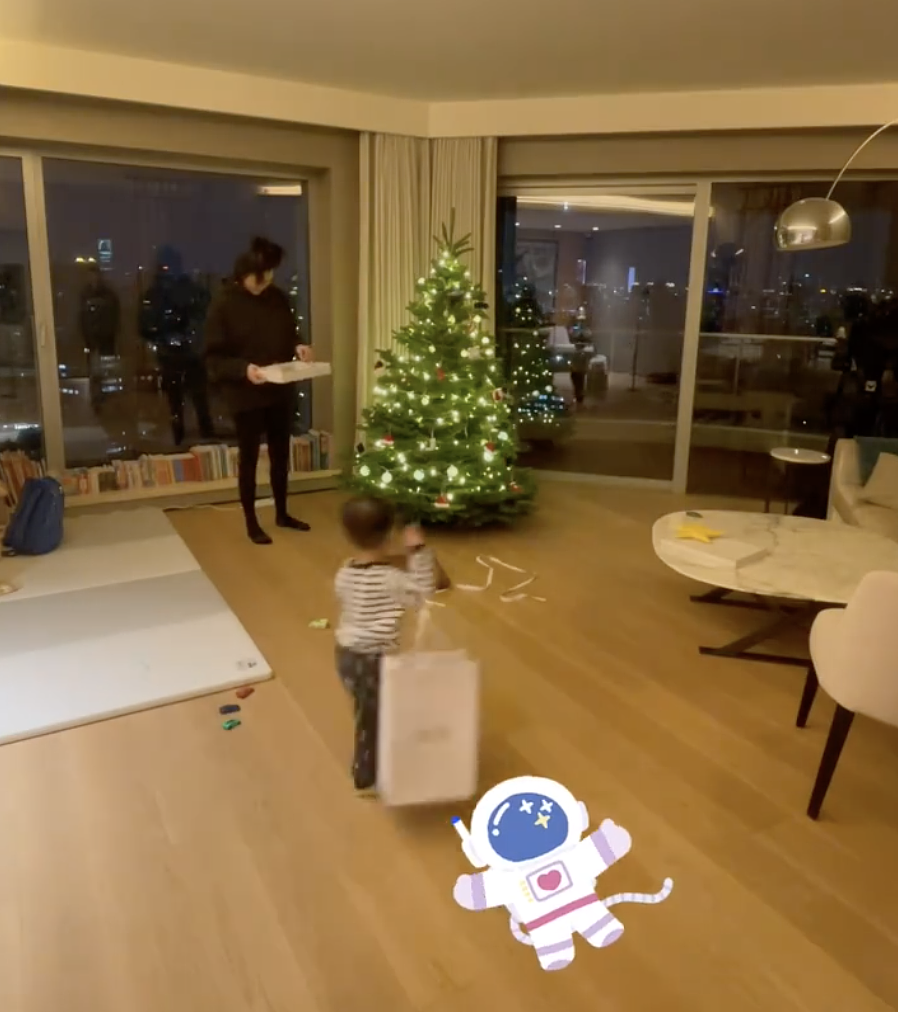 奚梦瑶产后陪儿子装饰圣诞树，两个保姆一起帮忙，超大客厅好敞亮 - 4