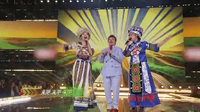 《我想和你唱》 舞台上，韩红老师和各族人民竟然来了个民族大合唱！ - 7