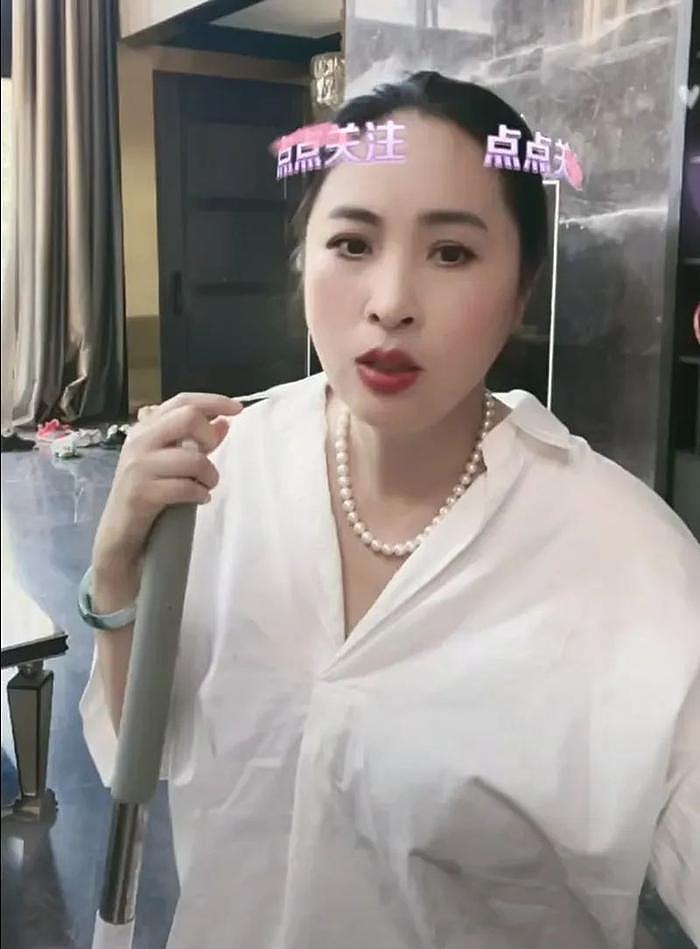49岁女星复出带货人气惨淡，已9年没戏拍，仍在北京住独栋别墅 - 7