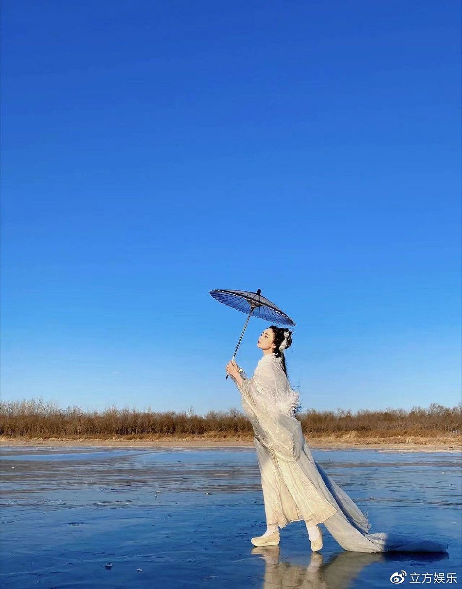 古力娜扎古风写真拍摄路透曝光 着青衣于冰面撑伞仙气飘飘 - 3