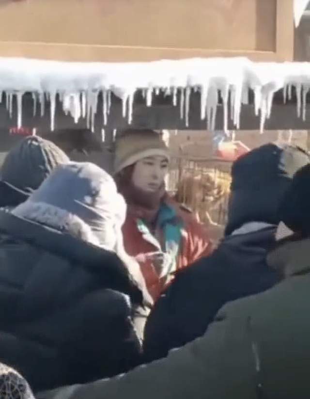 40岁马苏哈尔滨拍戏被冻傻，站冰柱下神情呆滞，被群众围观人气高 - 7