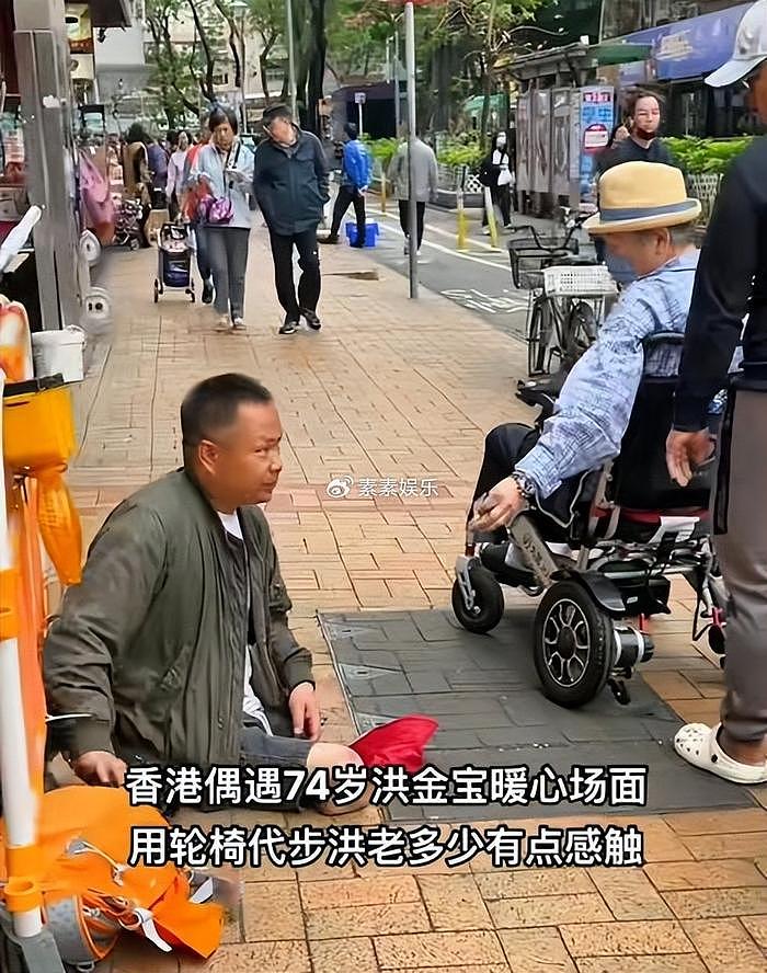72岁洪金宝坐轮椅给乞丐送钱，亲自将500元递到乞丐手中 - 4