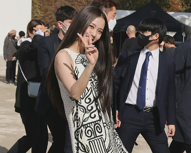 巴黎时装周又来了：韩国女星被嘲小家子气，卡姐金属头套抢尽风采 - 3