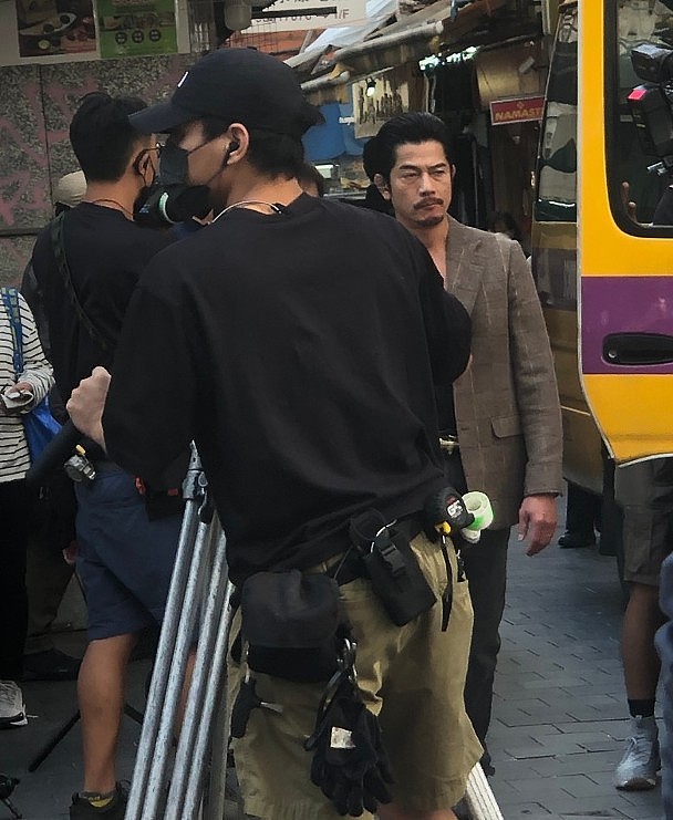 与张可颐在闹市街头拍摄枪战 郭富城罕见扮丑以哨牙造型拍戏 - 7