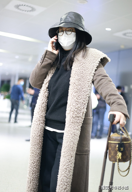 “李湘”离婚后更年轻时髦，穿毛绒大衣富态十足，不扮嫩、不老气 - 2