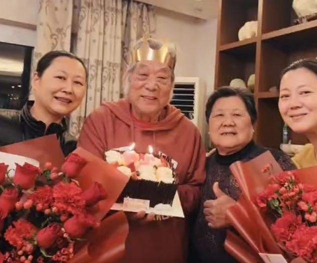 王茜华为爸庆82岁生日！父母捧着蛋糕鲜花好恩爱，身后家具朴素 - 1